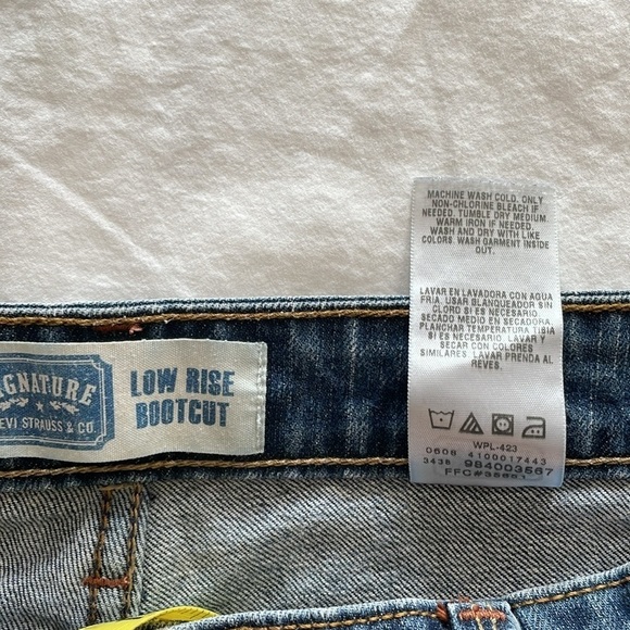 LEVI’S SIGNATURE Women’s 12 Short Low Rise Boot Cut  Jeans Y2K Classic Denim - Picture 10 of 11